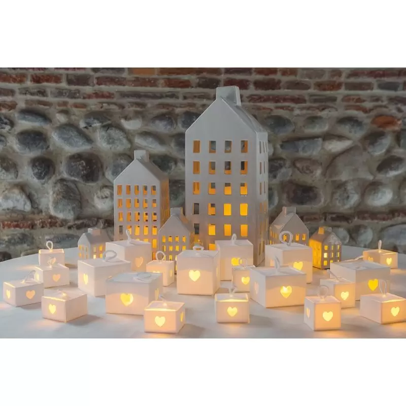 Incon Harmony kaste ar atvērtu kārbu un auklu