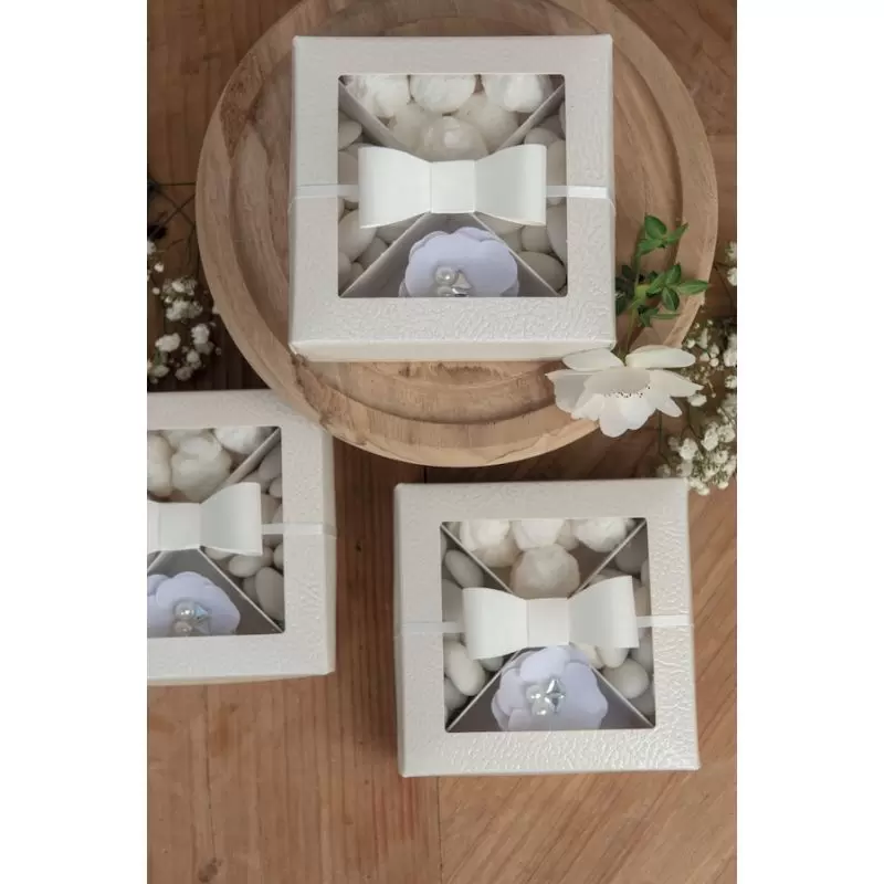 Pratica Pelle karp, millel on sildid ja läbipaistev aken